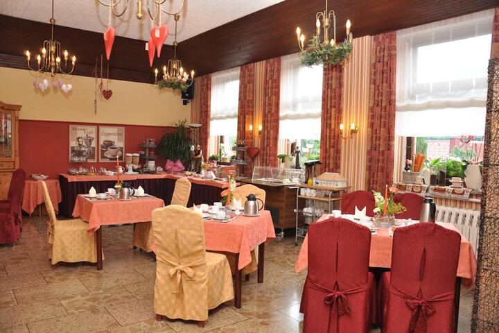 Dining 17 of 25