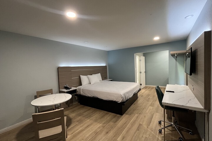 1 King Bed (6 of 10)