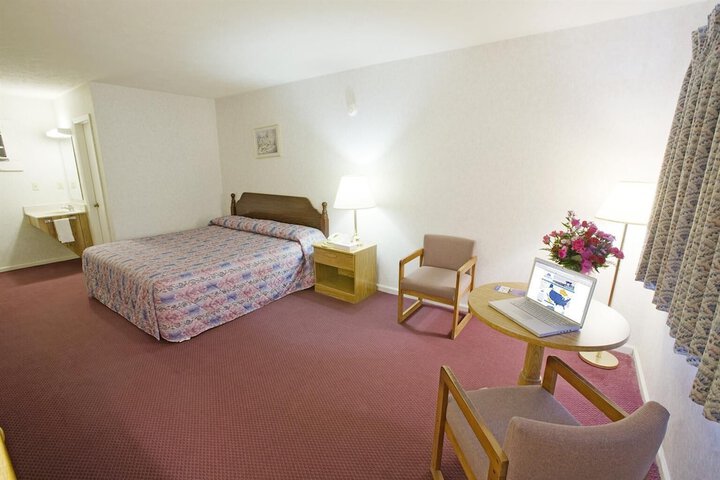 1 King Bed - Free WiFi, Microwave Minfridge Cable TV HBO Free Local (2 of 7)