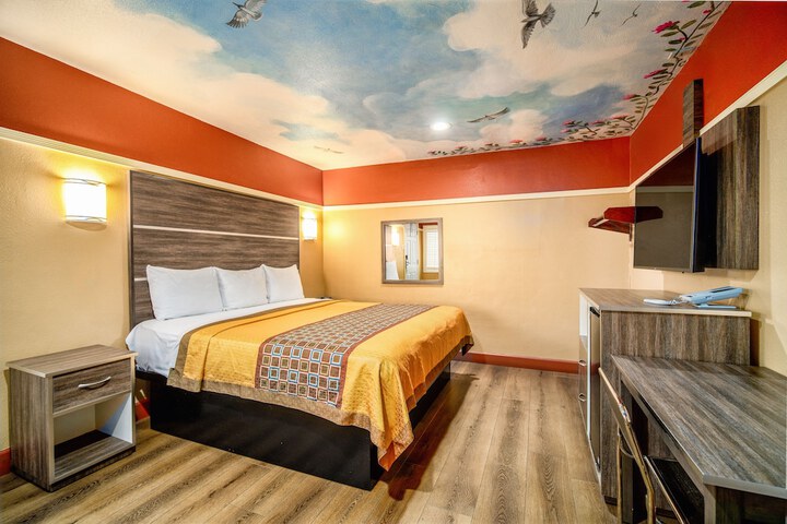 1 King Bed (5 of 7)