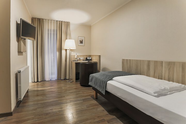 Room 4 of 63