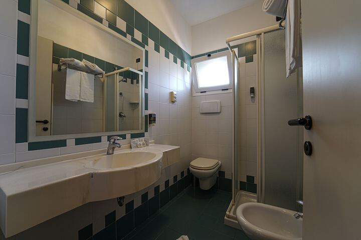 Room 15 of 38