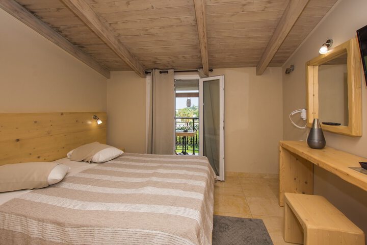 Room 102 of 161