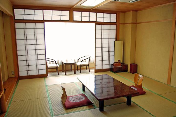 Room 10 of 32