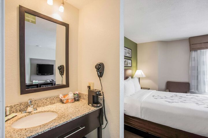 1 Queen Bed (5 of 13)