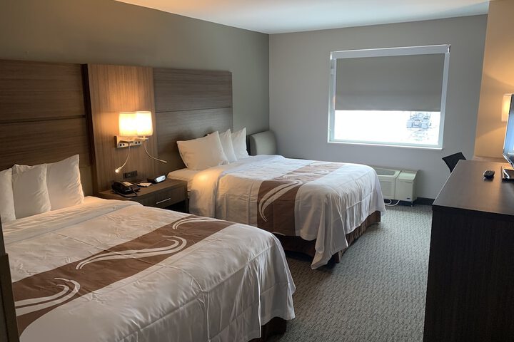 1 King Bed (4 of 7)