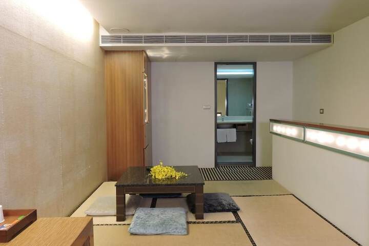 Room 13 of 27