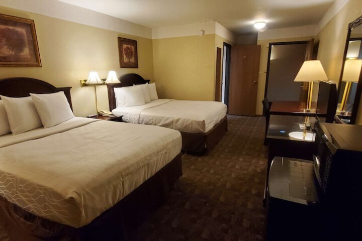 1 Queen Bed (5 of 11)