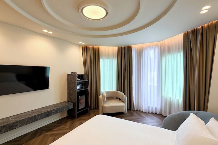 Room 18 of 104