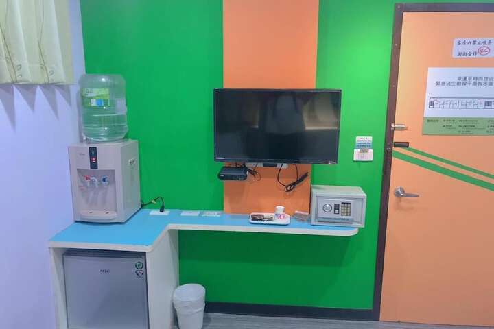 Room 10 of 14