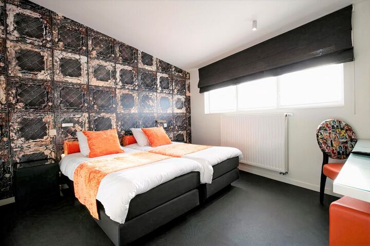 Room 16 of 42