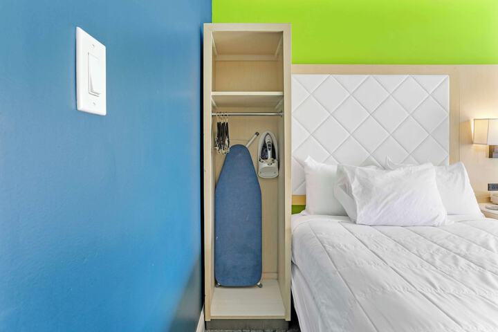 Room 6 of 43