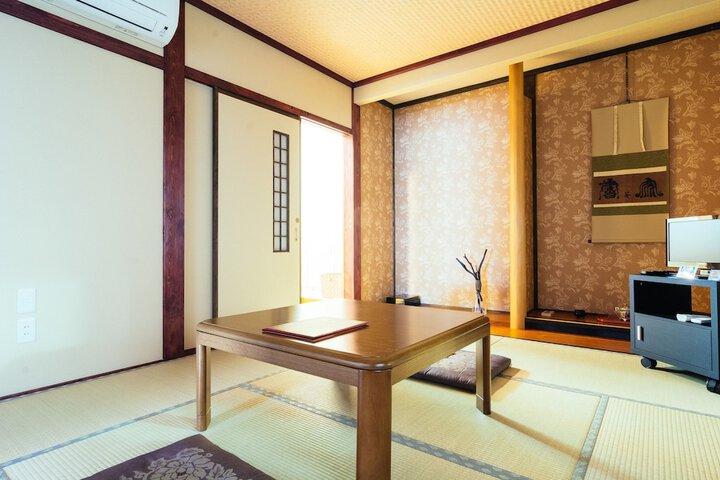 Room 8 of 100