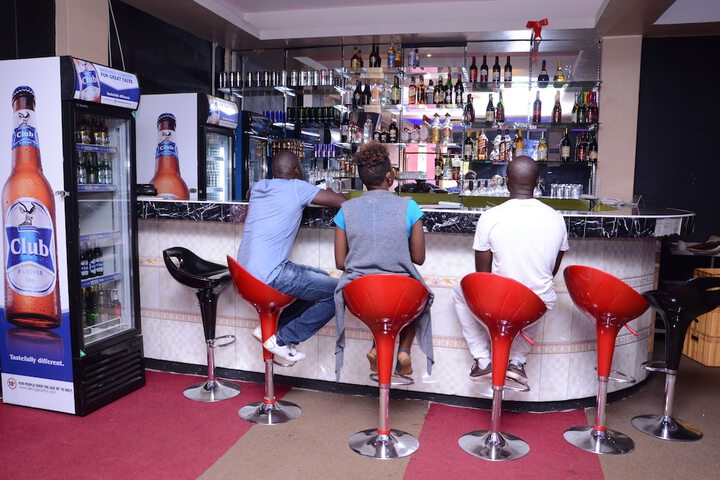 Lounge 33 of 40