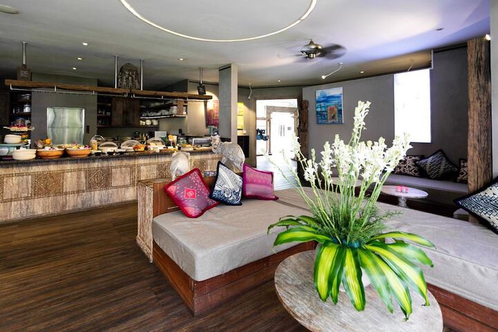 Lounge 216 of 227