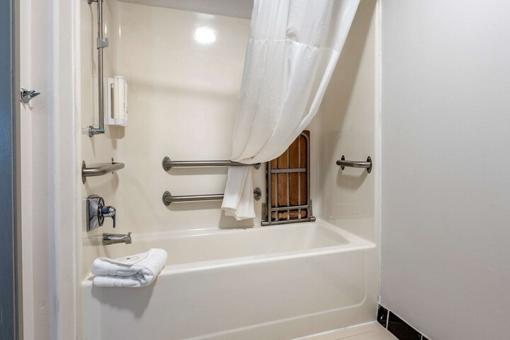 Standard Queen Bed Accessible (17 of 22)
