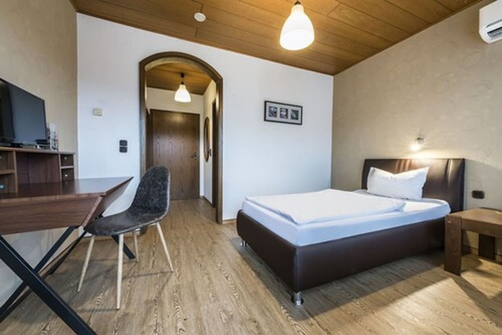 Room 5 of 16