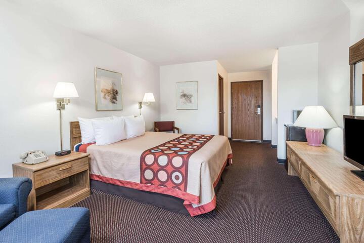 1 Queen Bed (16 of 18)