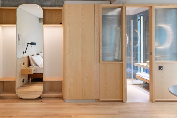 Room 16 of 46