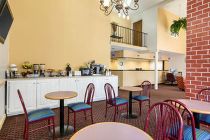 Dining 22 of 25