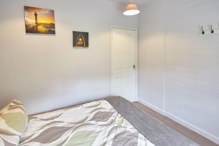 Room 6 of 12