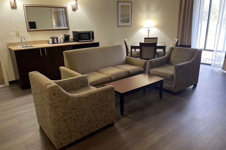 1 Queen Bed Accessible (32 of 46)