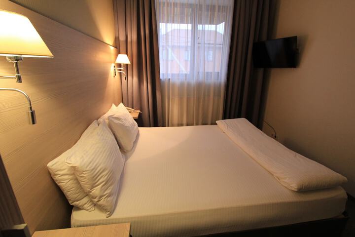 Room 10 of 42