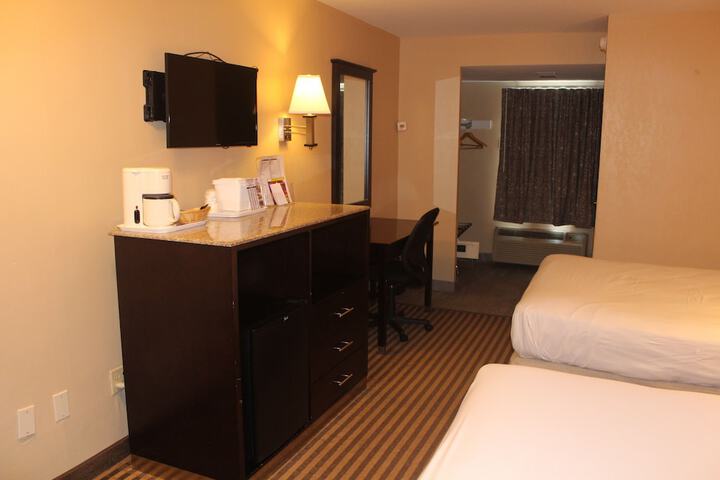 1 Queen Bed (3 of 3)