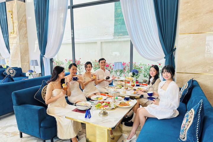 Dining 42 of 57