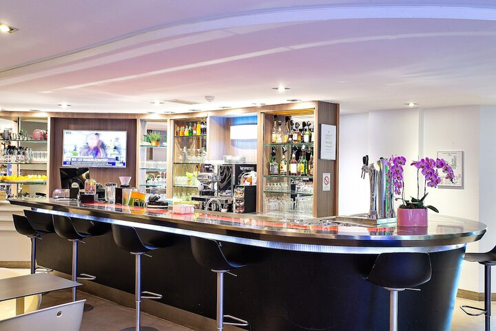 Lounge 74 of 97