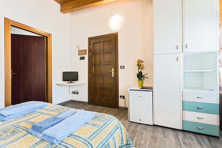 Room 25 of 65