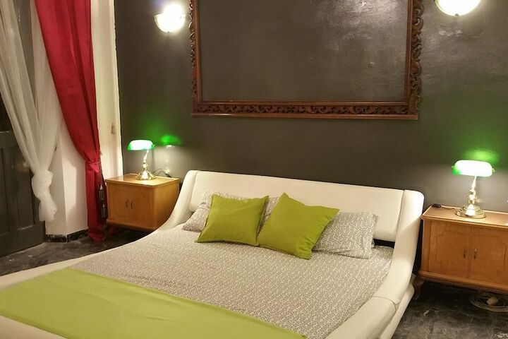 Room 6 of 12