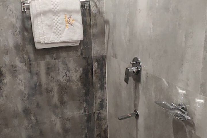 Room 10 of 14