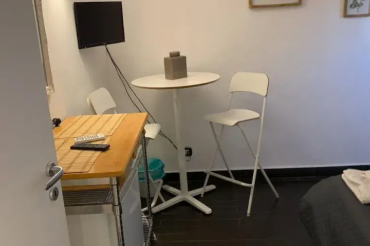 Room 4 of 8