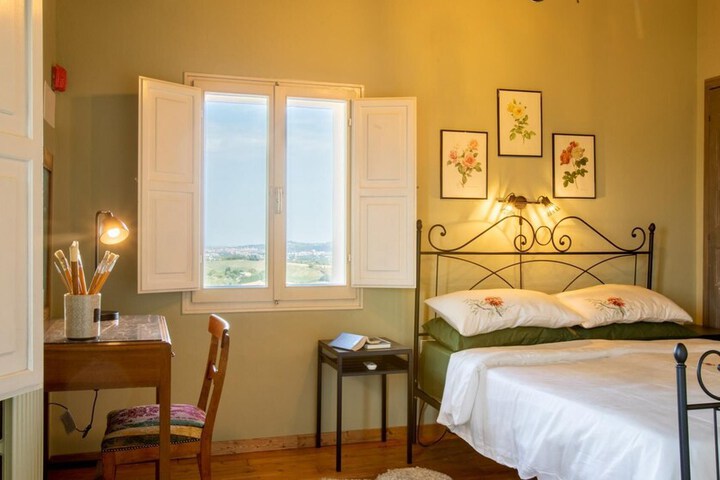 Room 33 of 46