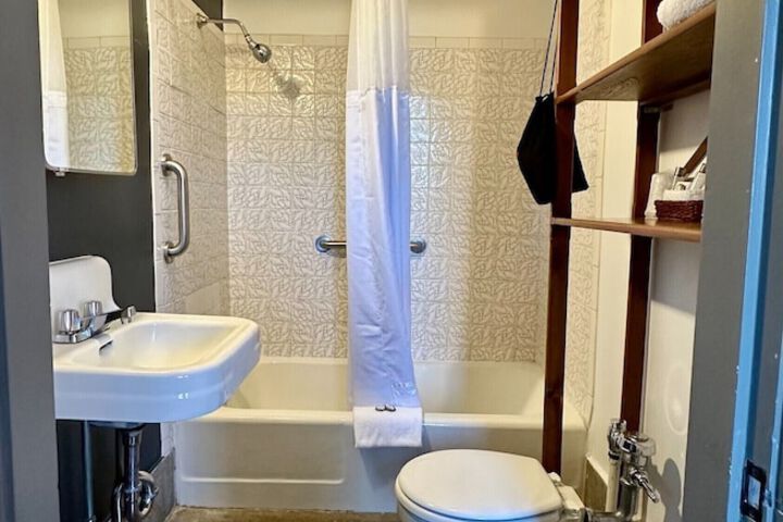 Interior Economy Queen Bed Pet Friendly (29 of 47)