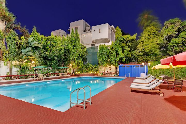 Hotel with Pool