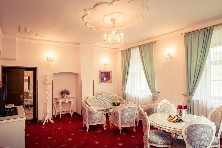 Room 33 of 65