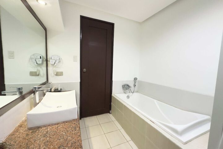 Room 35 of 46