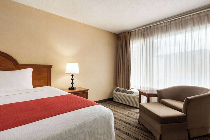 1 King Bed (5 of 7)