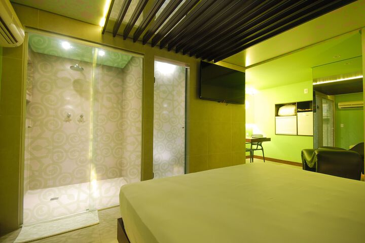Room 6 of 37