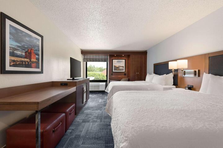 2 Queen Beds (6 of 7)