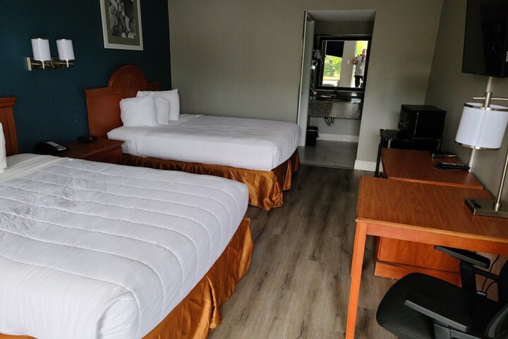 1 Queen Bed Deluxe Room (16 of 16)