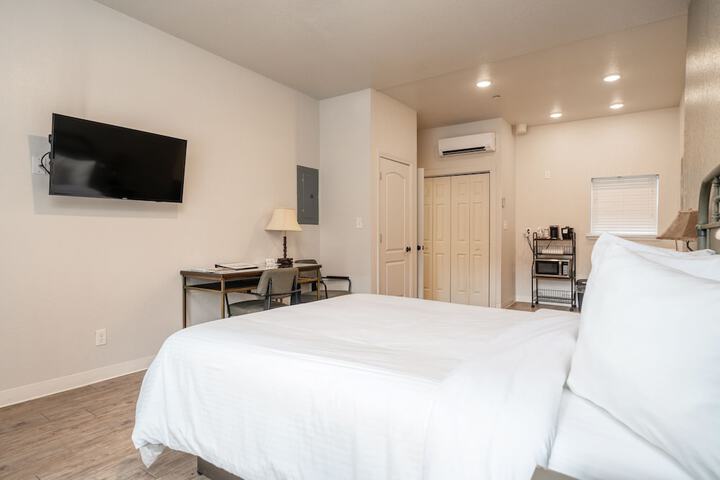 Superior Room 1 Queen Bed (3 of 168)