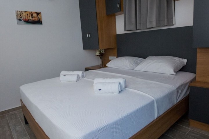 Room 6 of 14