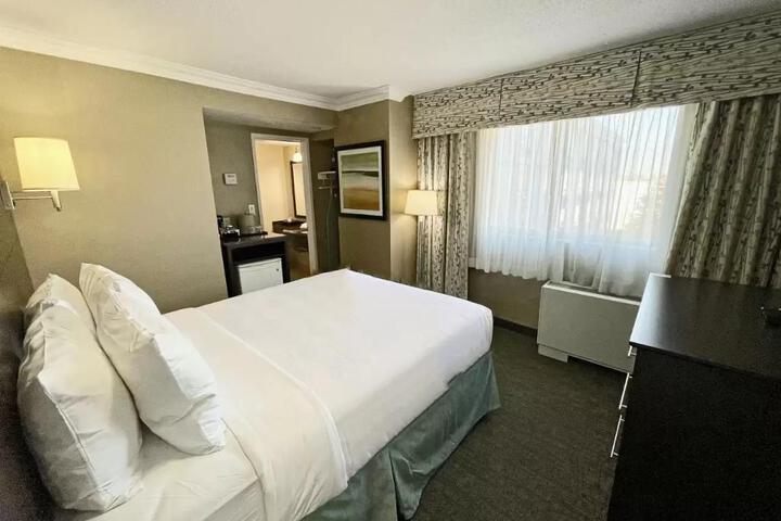 2 Queen Beds (2 of 2)