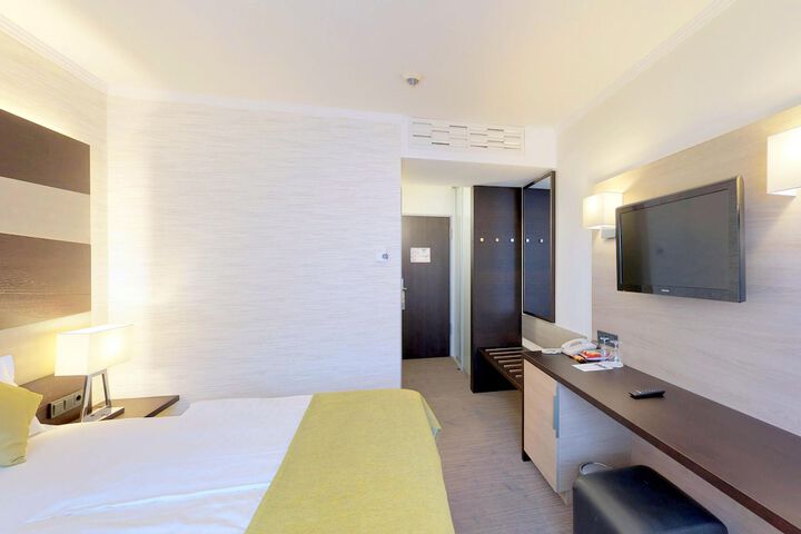Room 8 of 92
