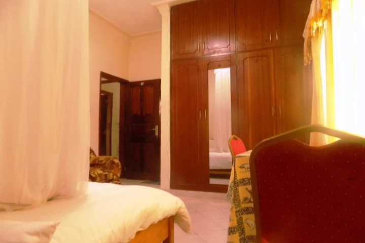 Room 13 of 32