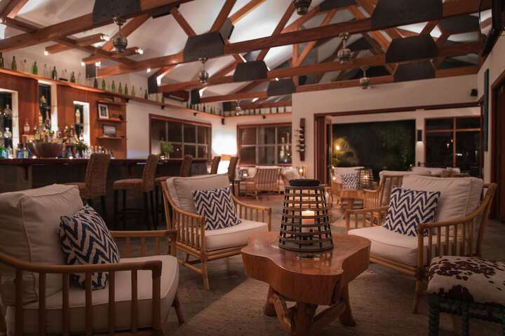 Lounge 106 of 132