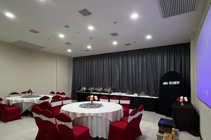 Ballroom/Hall 21 of 30